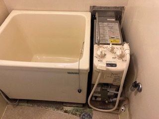 緑区の市営森の里荘で風呂釜、浴槽、 キッチン給湯器、エアコン、照明2 